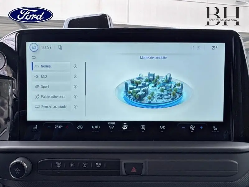 Écran tactile central du Ford Transit Custom gris Magnetic, affichant les modes de conduite avec commandes climatisation en dessous.