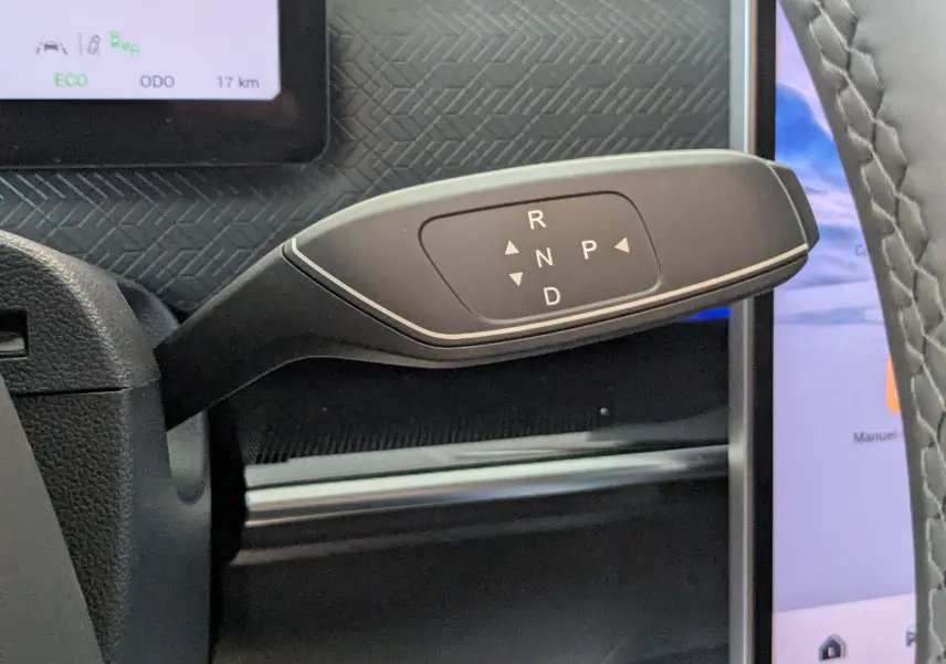 Le levier de boîte automatique noir du JAECOO J7 1.5 TGDI PHEV, vue rapprochée côté droit du volant.