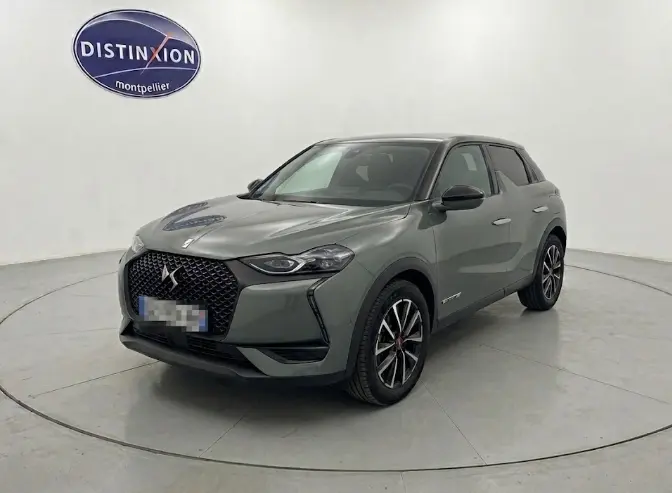 DS3 100 BVM6 Performance Line gris vue 3/4 avant droit, avec calandre noire et jantes alliage distinctives.