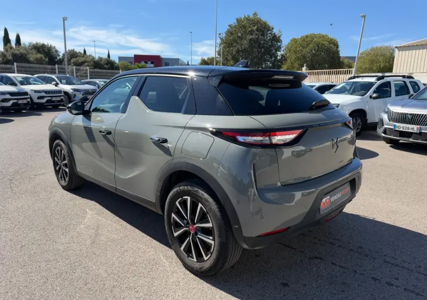 Vue 3/4 arrière droite d'un DS3 100 BVM6 Performance Line gris avec toit noir et jantes alliage distinctives.