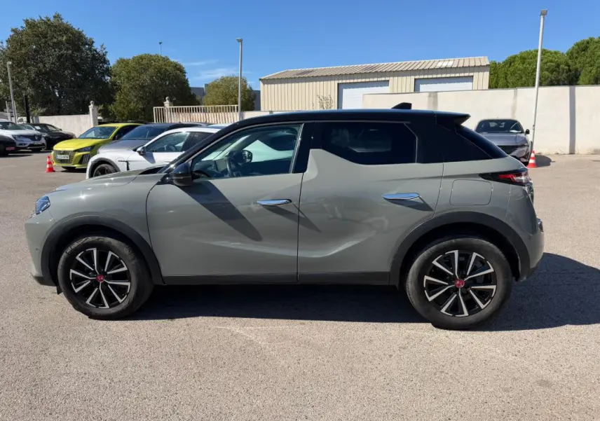 Vue de profil côté gauche d'un DS3 gris 2024 avec toit noir et jantes noires à motifs argentés.