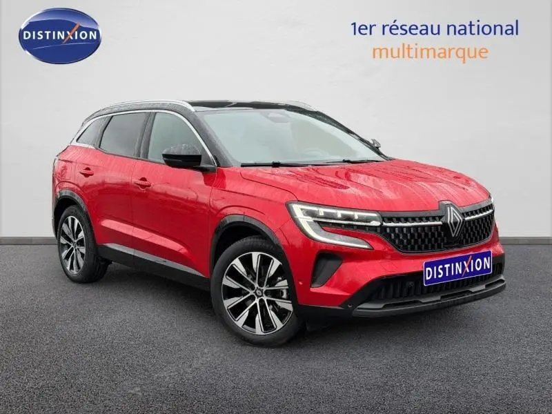 Renault Austral 2025 rouge flamme en 3/4 avant droit, SUV hybride avec calandre noire et jantes alliage distinctives.