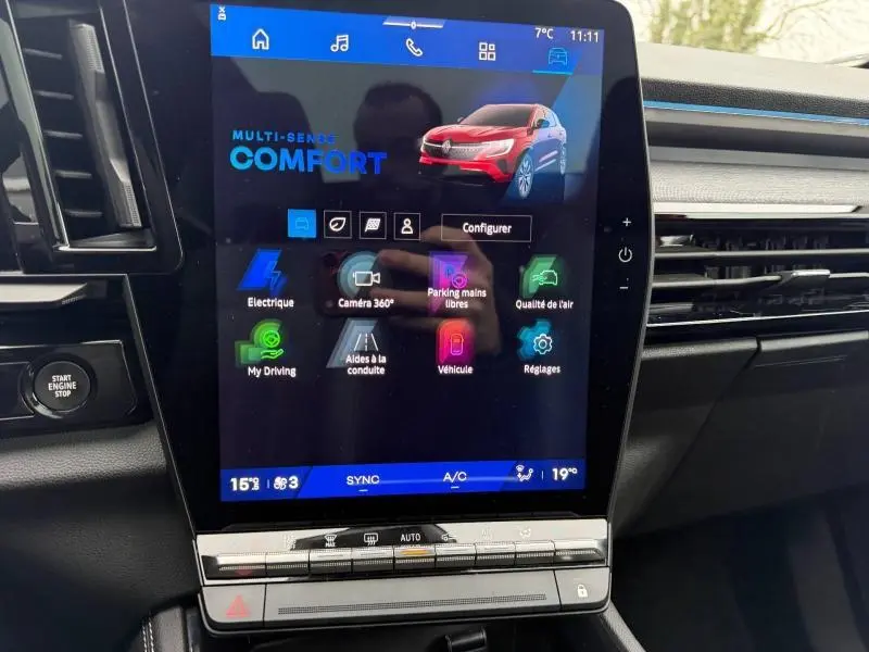 Écran tactile central affichant les options de conduite du Renault Austral rouge flamme, vue intérieure du tableau de bord.