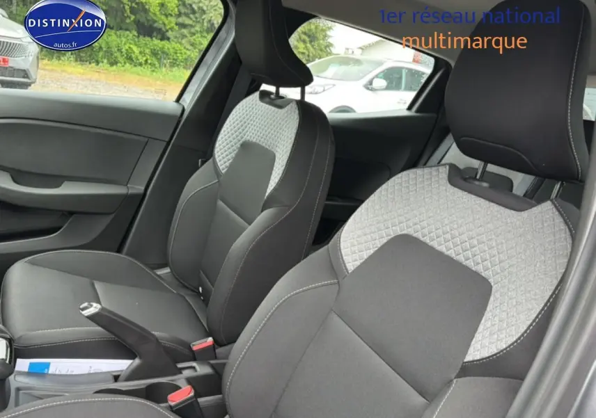 Vue intérieure côté avant droit montrant les sièges bi-ton gris clair et noir de la Renault Clio V 1.0 TCe 90 Evolution.