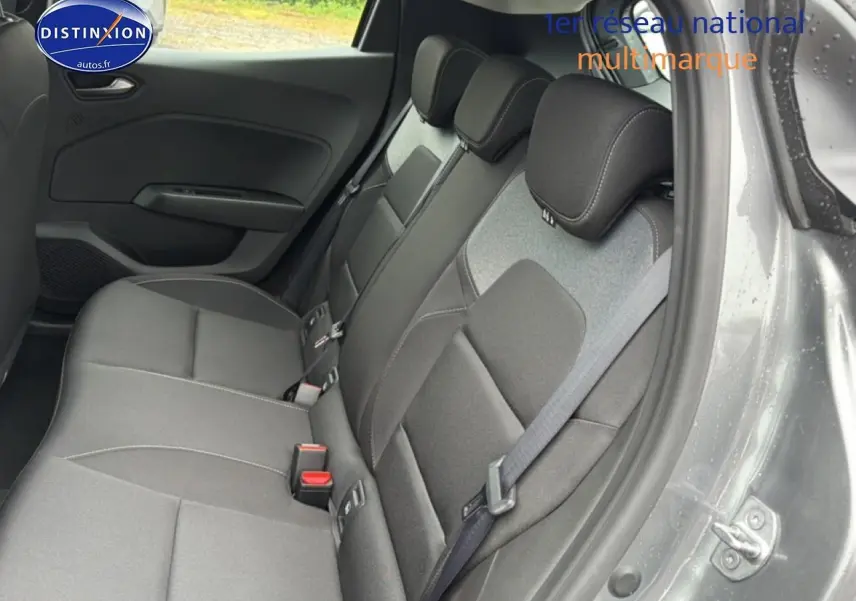 Vue côté droit de la banquette arrière grise de la Renault Clio V 1.0 TCe 90 Evolution avec ceintures et appuie-têtes.