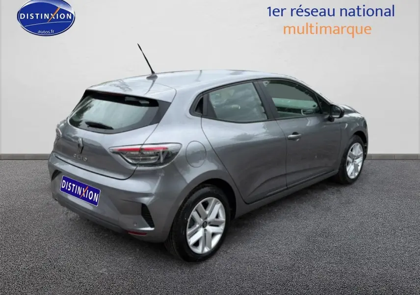 Vue 3/4 arrière droite d'une Renault Clio V gris schiste avec feux arrière LED et becquet noir.