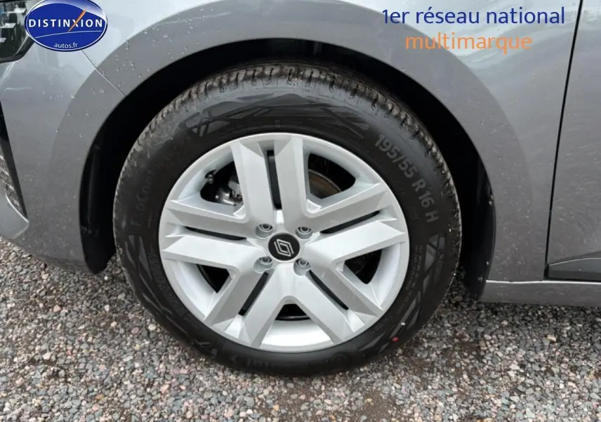 Gros plan sur la roue avant droite gris schiste d’une Renault Clio V avec jante alliage à cinq branches.
