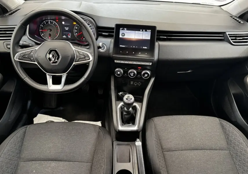 Vue intérieure frontale de la Renault Clio Business TCe 90 2020, tableau de bord noir avec écran tactile et volant multifonctions.