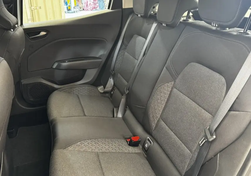 Vue côté droit de la banquette arrière noire avec ceintures et appuie-têtes dans une Renault Clio Business TCe 90 2020.