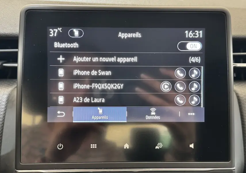 Écran tactile central de la Renault Clio Business TCe 90 2020 affichant la connexion Bluetooth et les appareils appairés.