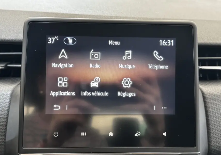 Écran tactile central de la Renault Clio Business TCe 90 2020 affichant le menu principal avec navigation et musique.