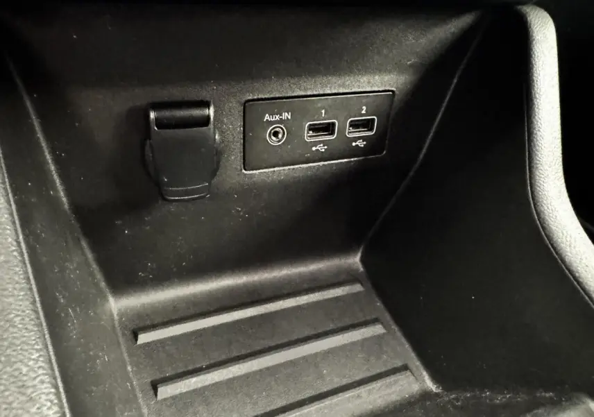 Gros plan sur la console centrale noire de la Renault Clio Business TCe 90 avec ports USB et prise Aux-IN visibles.
