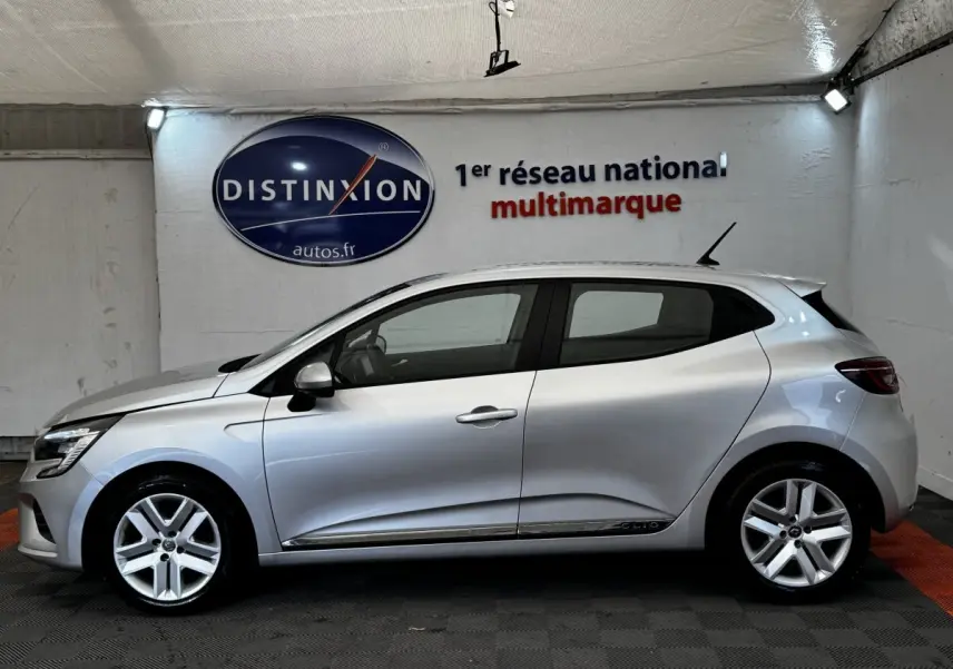 Profil droit d'une Renault Clio Business TCe 90 gris clair 2020, avec jantes alliage et poignées de porte couleur carrosserie.
