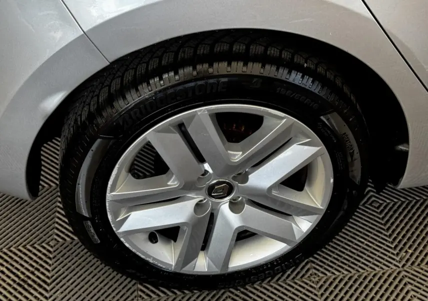 Gros plan sur la roue avant droite gris clair d’une Renault Clio Business TCe 90 2020 avec jante alliage et pneu Bridgestone.