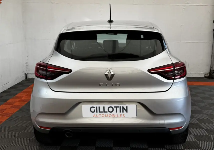 Vue arrière d'une Renault Clio Business TCe 90 gris clair, avec feux arrière LED et plaque d'immatriculation GILLOTIN.