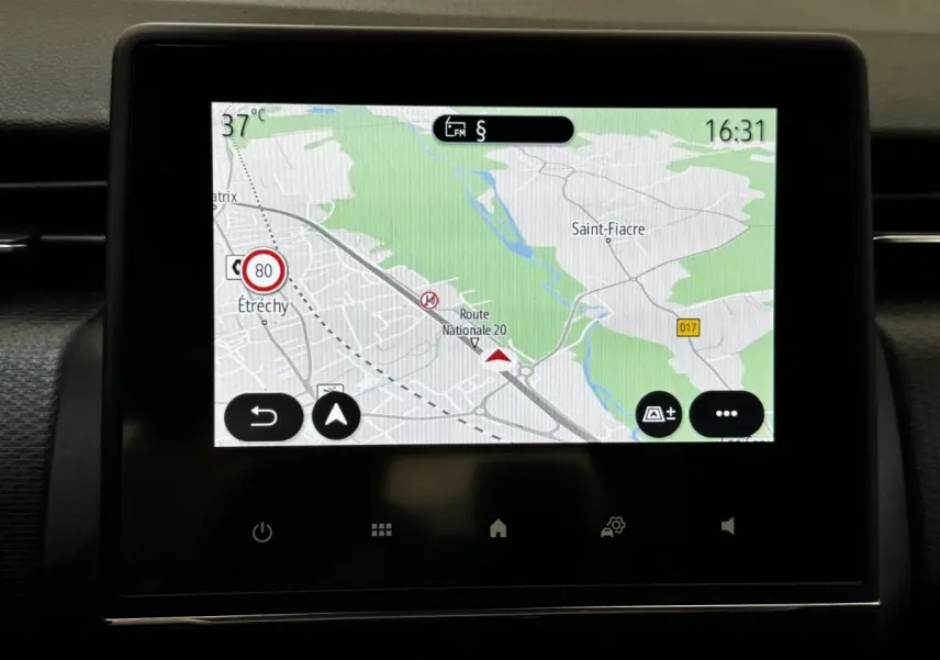 Écran tactile central du système de navigation 3D de la Renault Clio Business TCe 90, affichant une carte routière.