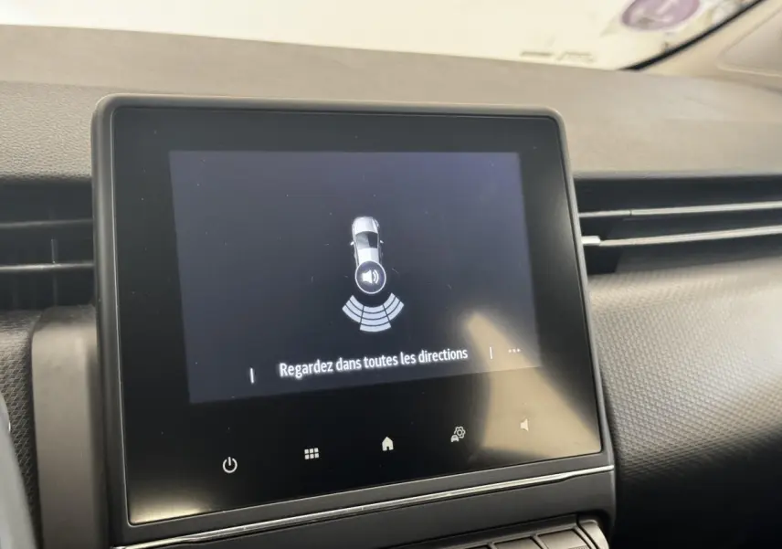 Écran tactile central affichant l'alerte de capteurs de proximité dans l'habitacle d'une Renault Clio gris clair.