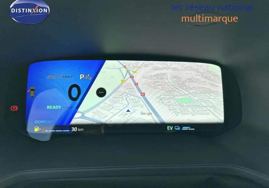 Affichage numérique du tableau de bord Renault Symbioz 2024 montrant la navigation GPS et l'état hybride en mode confort.