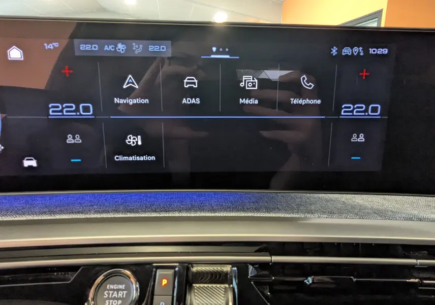Écran tactile panoramique 21 pouces affichant la climatisation et les options multimédia du Peugeot 3008 noir, vue intérieure frontale.