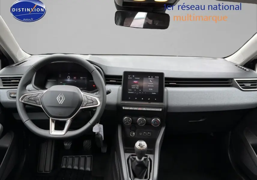 Intérieur noir de Renault Clio V 2026, vue frontale sur volant multifonction et écran tactile central.