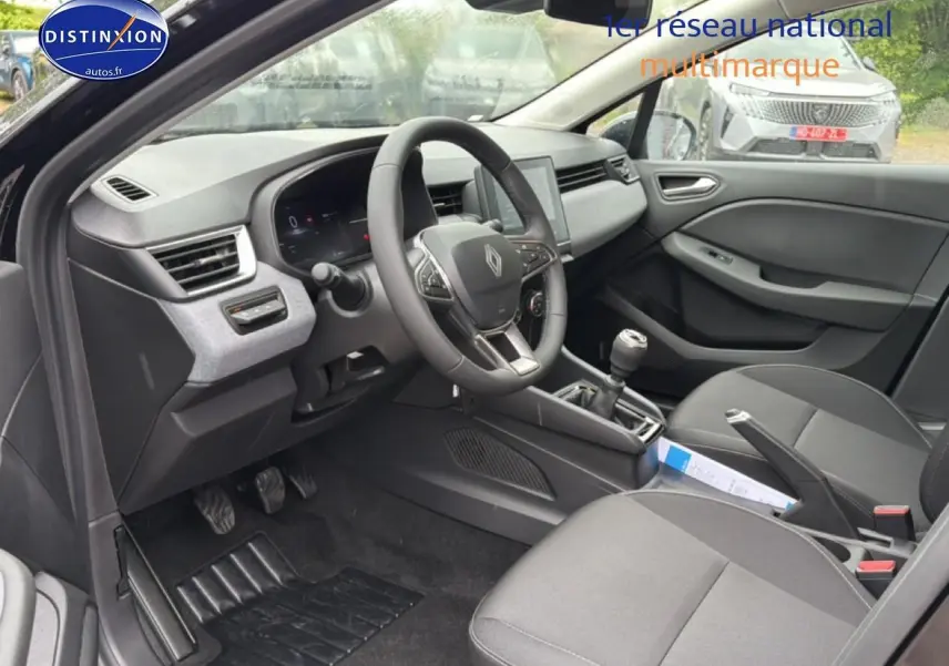 Intérieur avant droit de la Renault Clio V noire 2026, volant multifonction et boîte manuelle visibles.