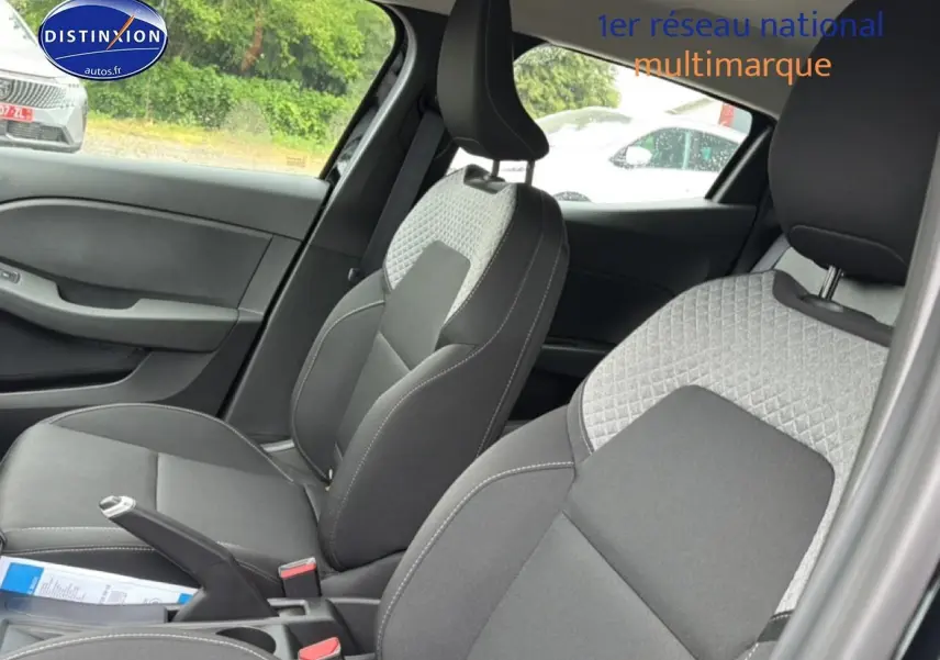 Vue intérieure côté conducteur de la Renault Clio V 1.0 TCe 90 Evolution avec sièges tissu noir et gris.