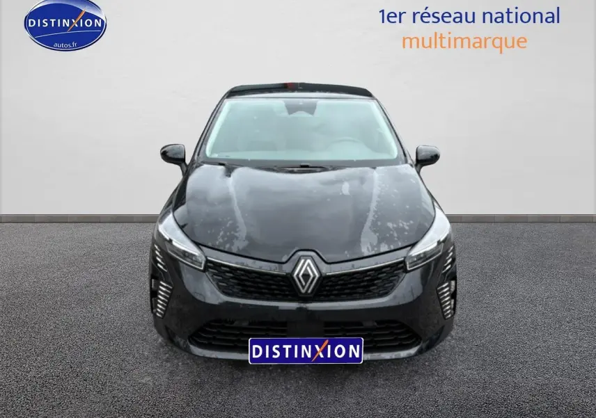 Renault Clio V noire vue de face, avec calandre distinctive et feux LED allumés sur un fond neutre.