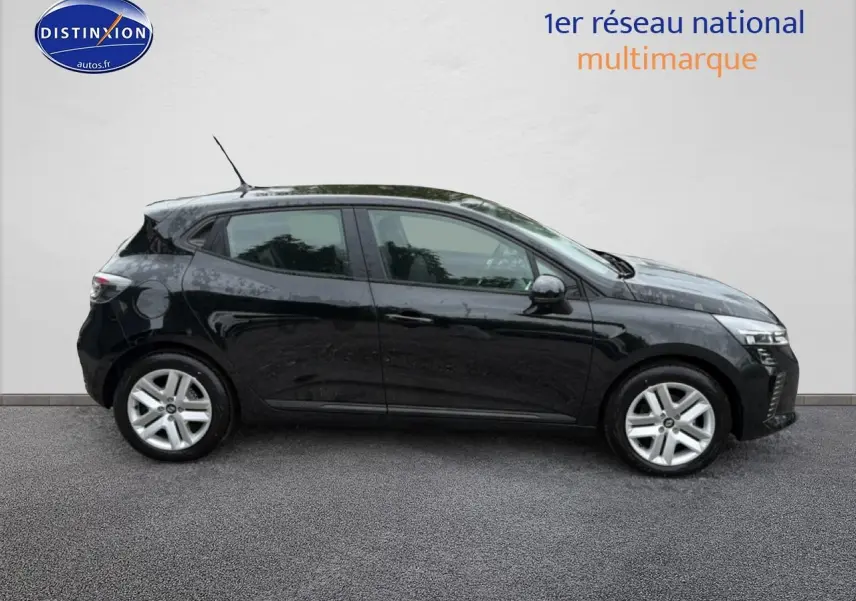 Profil droit de la Renault Clio V noire 2026 avec jantes argentées et poignées ton carrosserie visibles.