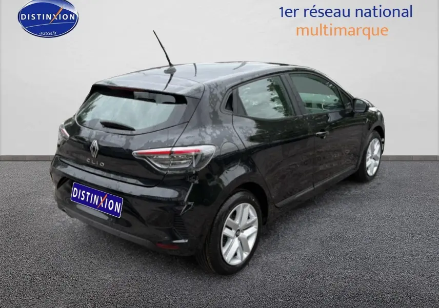 Renault Clio V noire vue 3/4 arrière droit, avec feux arrière LED et jantes argentées.