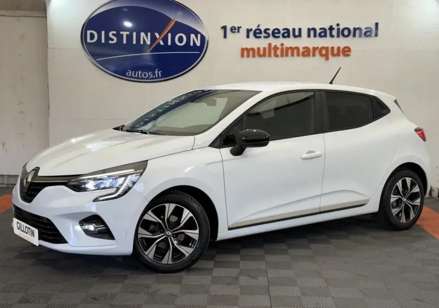 Renault Clio Evolution TCe 100 GPL blanc vue 3/4 avant droit, avec jantes alliage et rétroviseurs noirs.