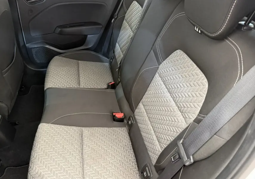 Vue intérieure côté droit sur la banquette arrière gris clair et noir de la Renault Clio Evolution TCe 100 GPL 2023.