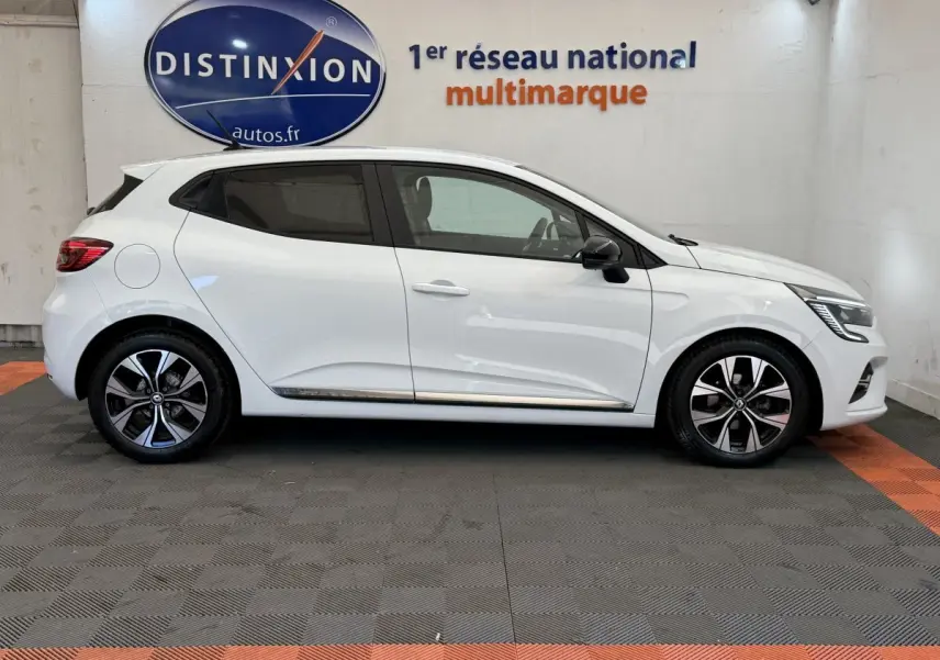 Profil droit de la Renault Clio Evolution TCe 100 GPL blanche, avec jantes alliage et rétroviseurs noirs.