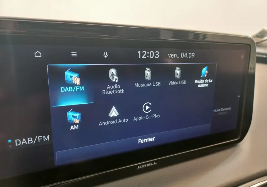 Écran tactile central affichant les options multimédia du Hyundai Santa Fe gris clair, vue rapprochée intérieure.