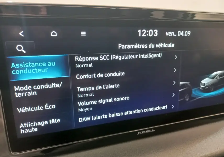 Écran tactile intérieur du Hyundai Santa Fe 2022 affichant les paramètres d’assistance au conducteur.