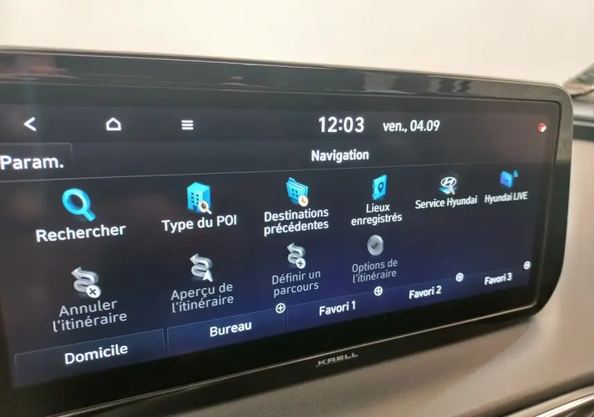 Écran tactile central du Hyundai Santa Fe 2022 affichant le menu navigation avec interface claire et icônes colorées.