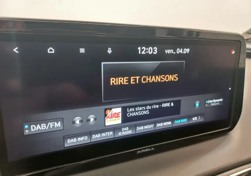 Écran tactile central du Hyundai Santa Fe 2022 affichant la radio DAB/FM sur la station "Rire et Chansons".