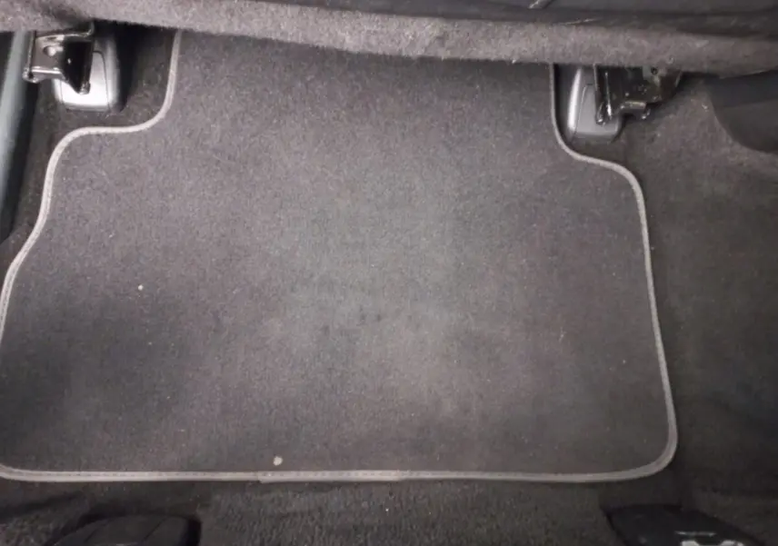 Tapis de sol noir vu de dessus dans l'habitacle arrière d'un Hyundai Santa Fe gris clair 2022 hybride rechargeable.