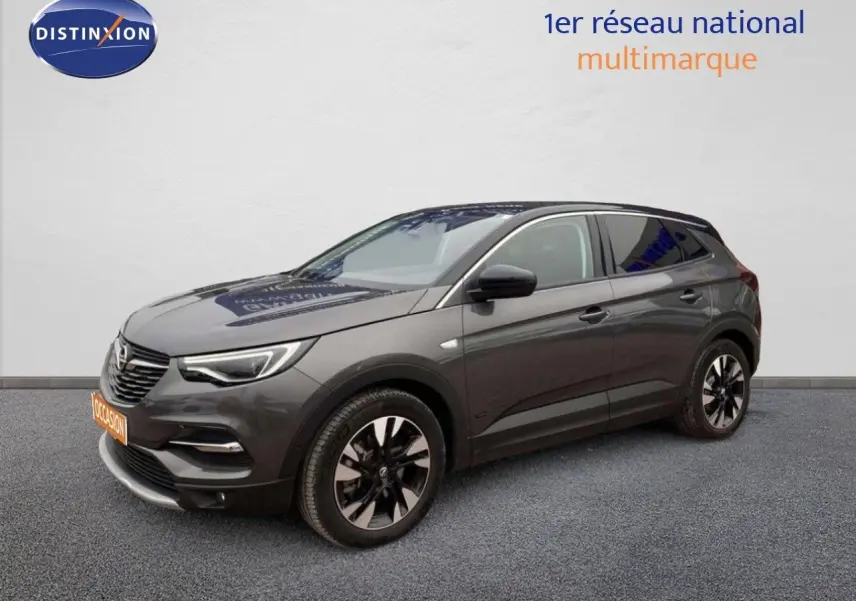 Opel Grandland X gris Moai métal en 3/4 avant droit, SUV hybride rechargeable avec jantes bicolores distinctives.