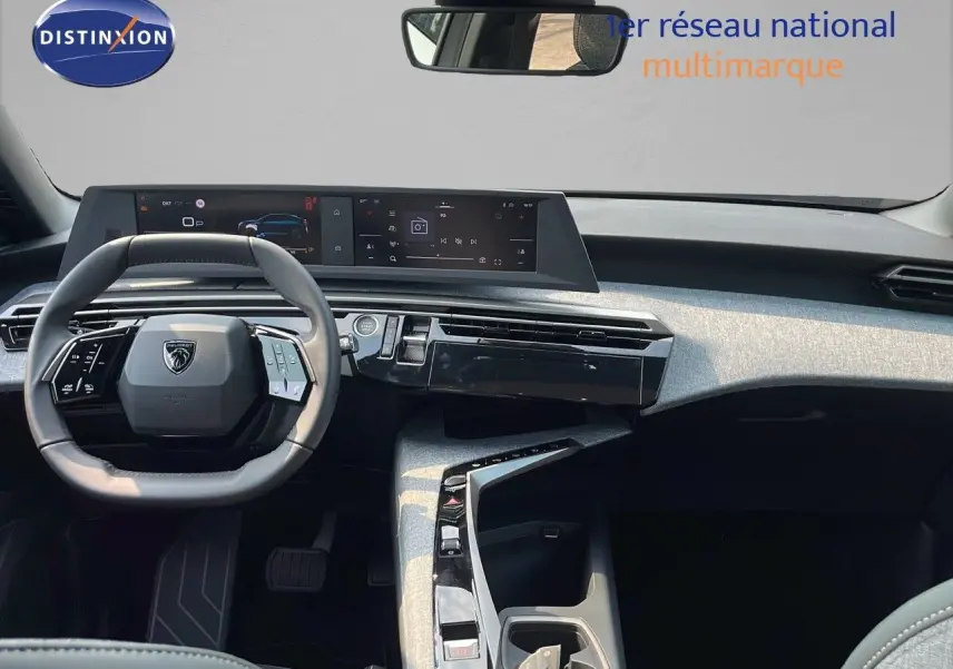 Intérieur du Peugeot 3008 Hybrid 2025, vue frontale du tableau de bord avec volant compact et écran tactile panoramique.