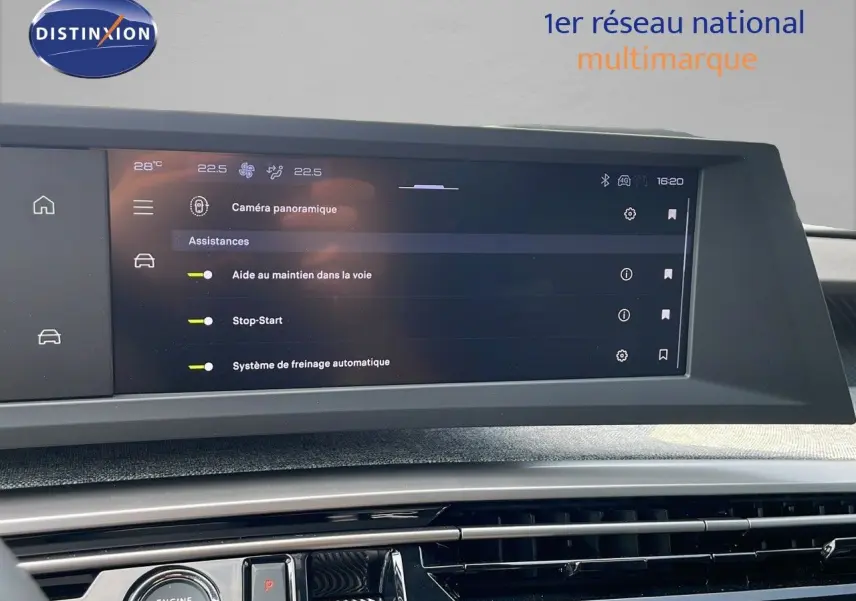 Écran central tactile du Peugeot 3008 Hybrid 136ch Allure 2025 affichant les aides à la conduite.