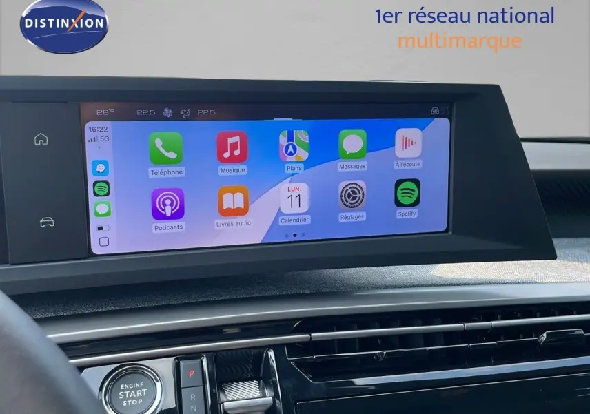 Écran tactile central affichant des applications, tableau de bord moderne du Peugeot 3008 Hybrid gris Artense métal.