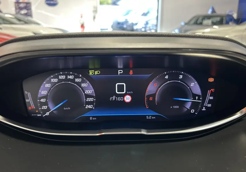 Tableau de bord numérique du Peugeot 5008 2024, affichant vitesse, régime moteur et indicateurs au repos.