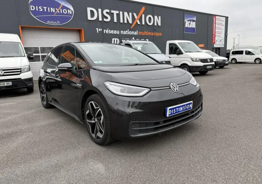 Volkswagen ID.3 Pro S gris manganèse en 3/4 avant droit sur parking devant concession multimarque Distinxion.