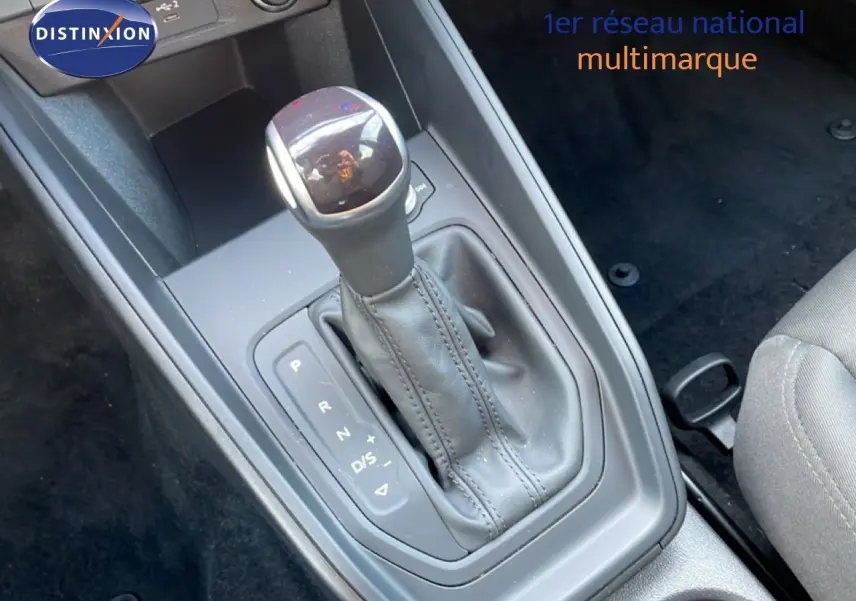 Vue intérieure du poste de conduite de l'Audi A1 Sportback 2023 avec volant multifonction et écran digital.