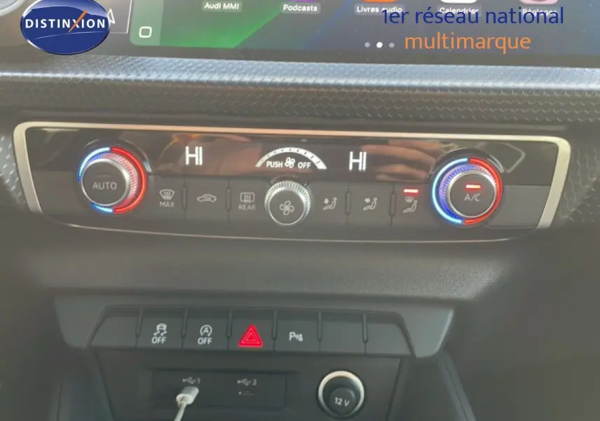 Le levier de vitesse automatique de l'Audi A1 Sportback 2023 en cuir noir, vue rapprochée de la console centrale.