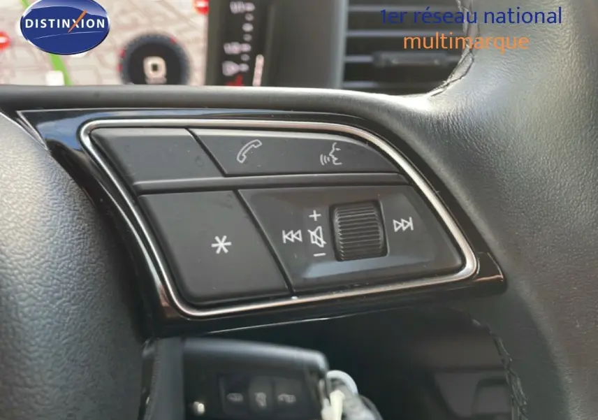 Vue intérieure côté droit des sièges arrière en tissu gris d'une Audi A1 Sportback blanc glacier 2023.