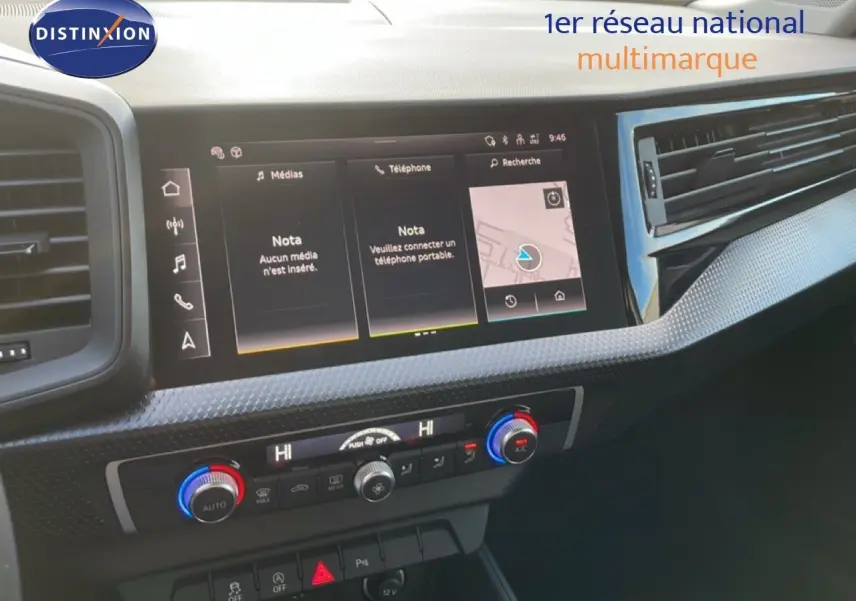 Gros plan sur les commandes audio et téléphone au volant d'un Audi A1 Sportback blanc glacier 2023.
