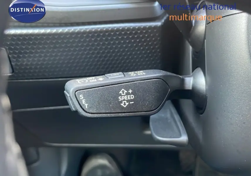 Tableau de bord de l'Audi A1 Sportback 2023 avec écran tactile radio et commandes de climatisation visibles.