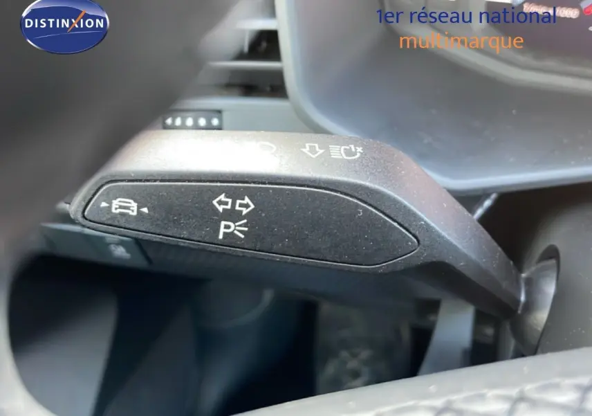 Vue intérieure du tableau de bord de l'Audi A1 Sportback 2023 avec écran tactile et commandes de climatisation.