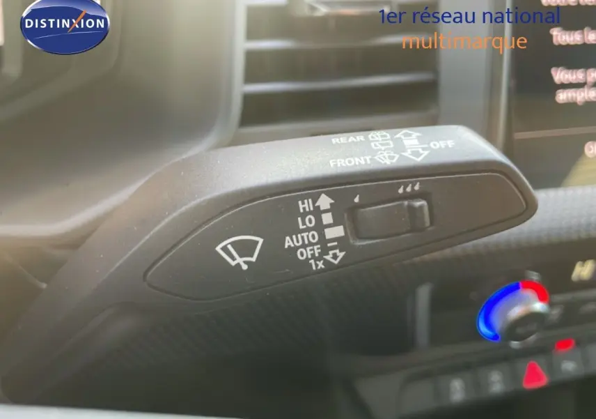 Vue rapprochée de l'écran tactile central et de la console de climatisation d'une Audi A1 Sportback blanche glacier 2023.